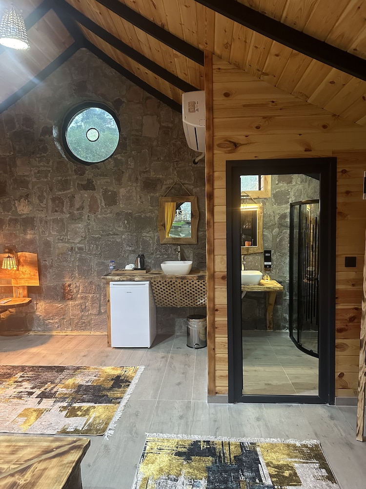 Deluxe Studio Suite, 1 Bedroom, Pool View photo 3