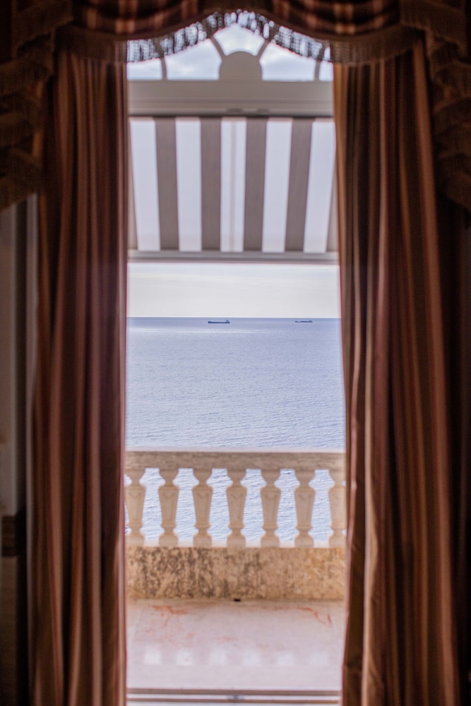 Luxury Suite thumbnail 6