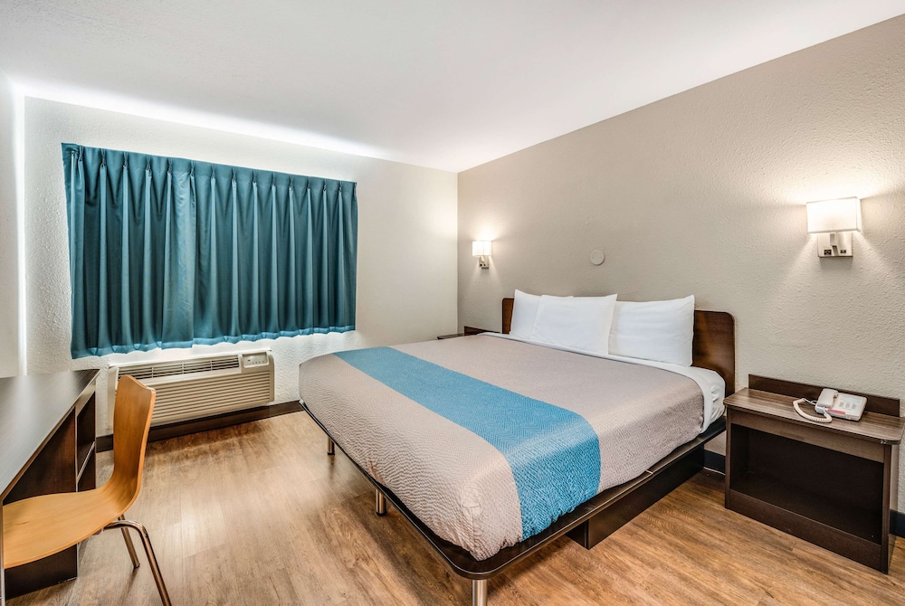Deluxe Room, 1 King Bed, Non Smoking, Refrigerator photo 1