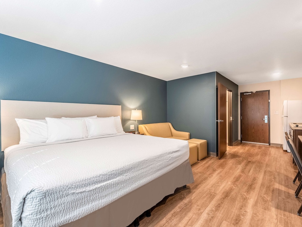 Deluxe Studio, 1 King Bed with Sofa bed, Non Smoking, Refrigerator & Microwave photo 1