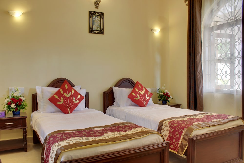 Deluxe Room, 1 Queen Bed, Balcony, Pool View photo 3