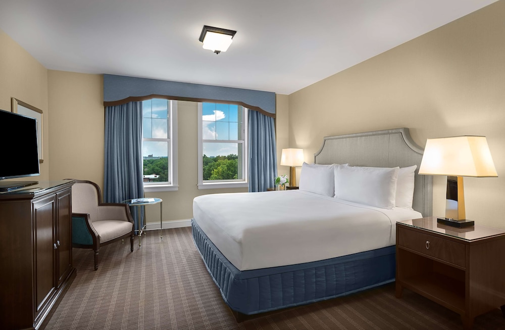 Suite, 1 King Bed - Photo 1