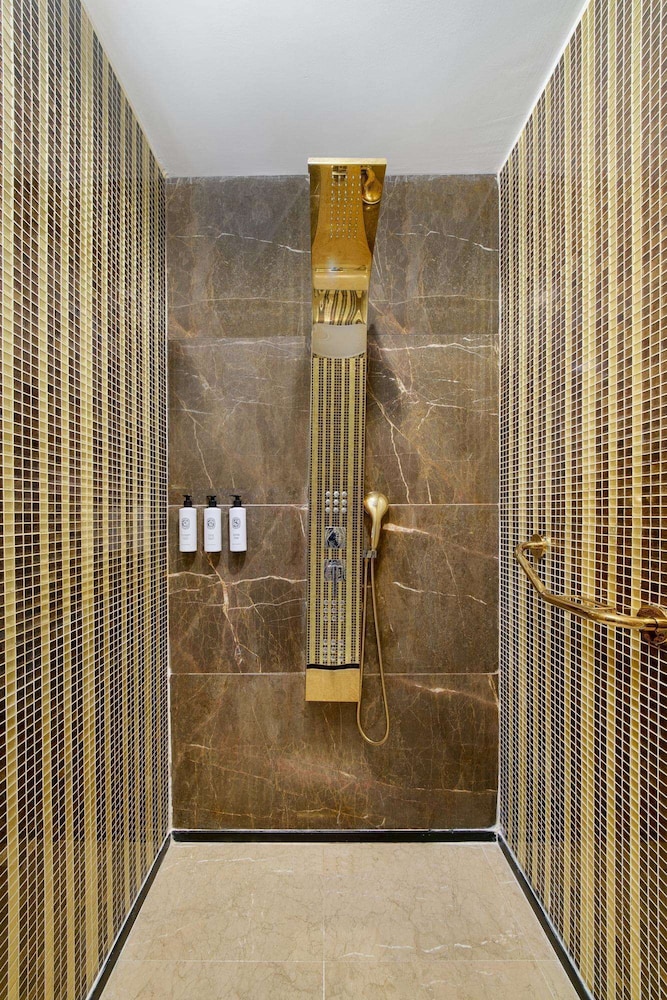 Royal Deluxe Suite