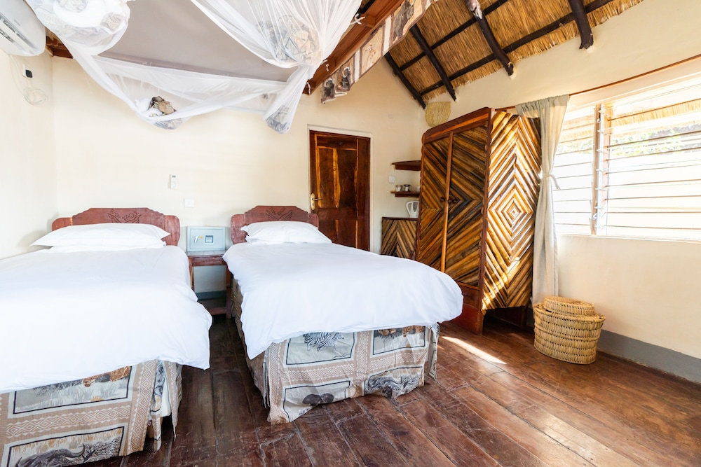 Comfort Chalet, 2 Twin Beds, Private Bathroom, River View photo 1