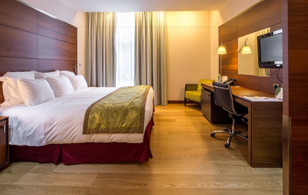 Superior Room, 1 King Bed photo 2