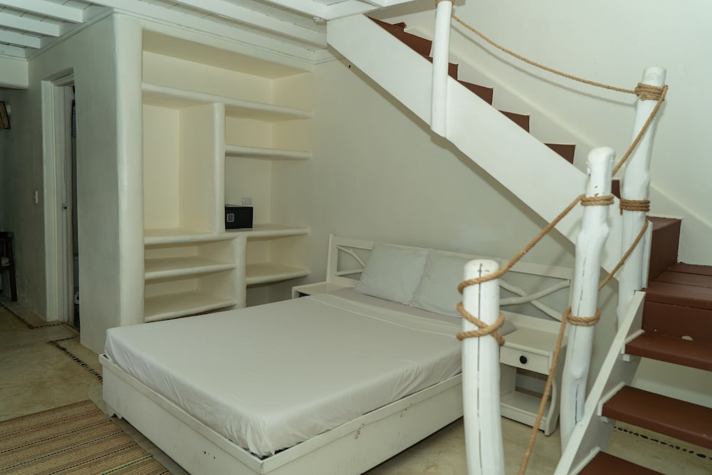 Standard Quadruple Room, 2 Queen Beds, Garden View, Beachfront photo 2