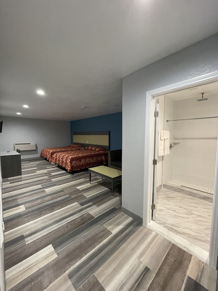 Room, 2 Queen Beds photo 2