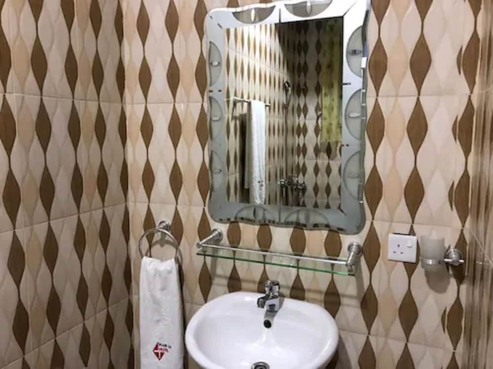 Standard Room, Non Smoking - Photo 11