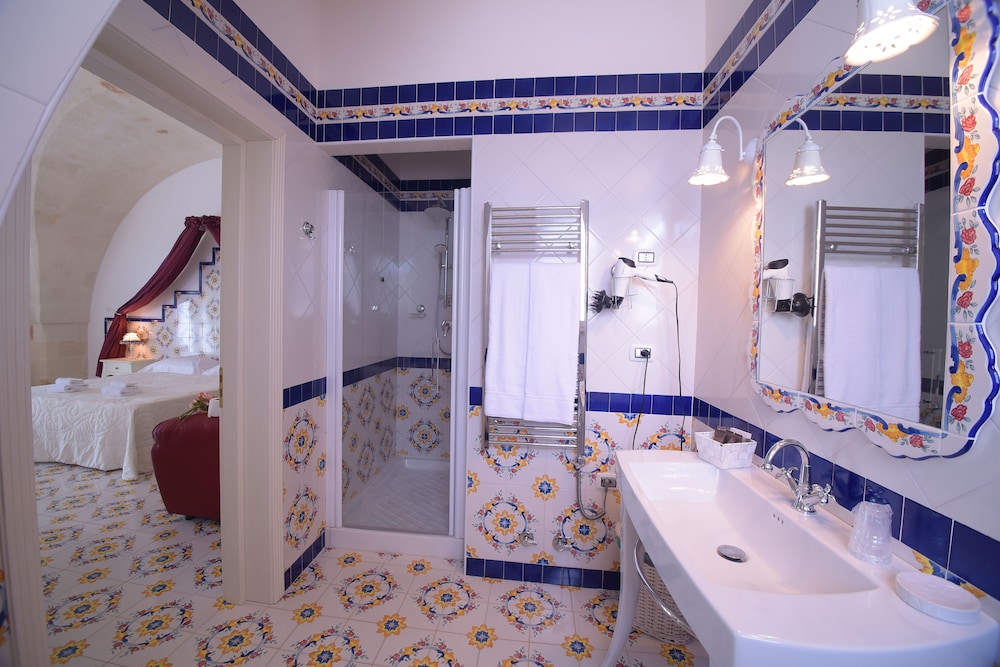 Superior Studio Suite, 1 King Bed, Accessible photo 2