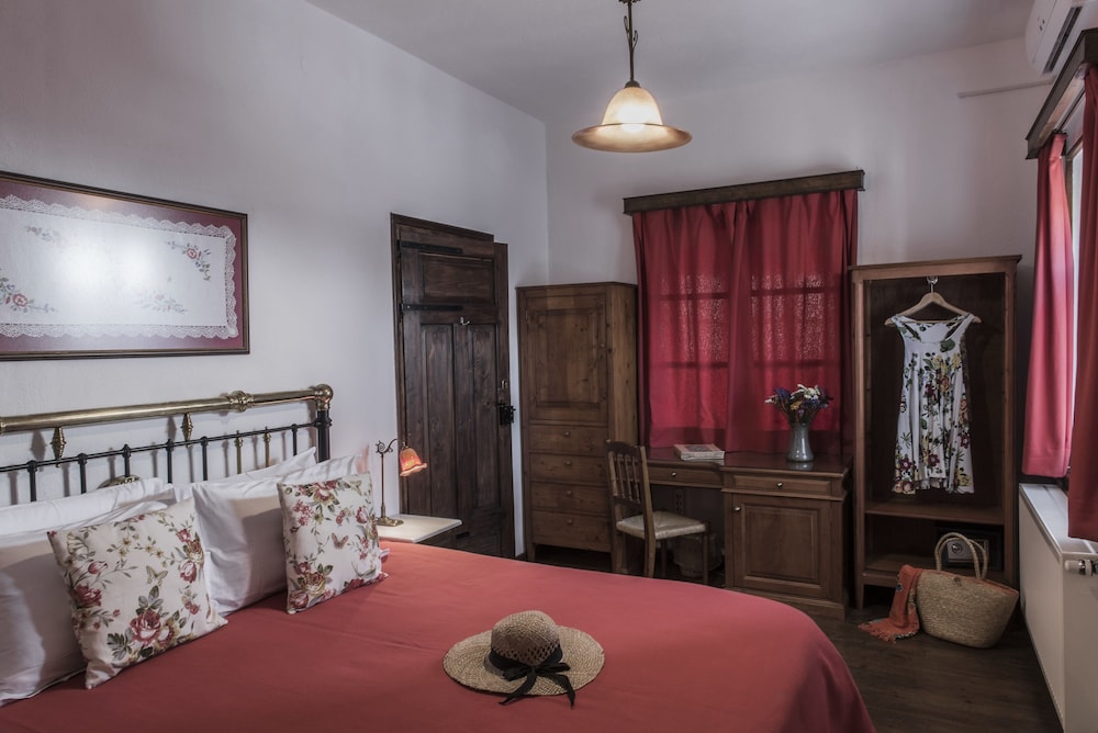 Deluxe Double Room, 1 Queen Bed, Non Smoking, Mountain View