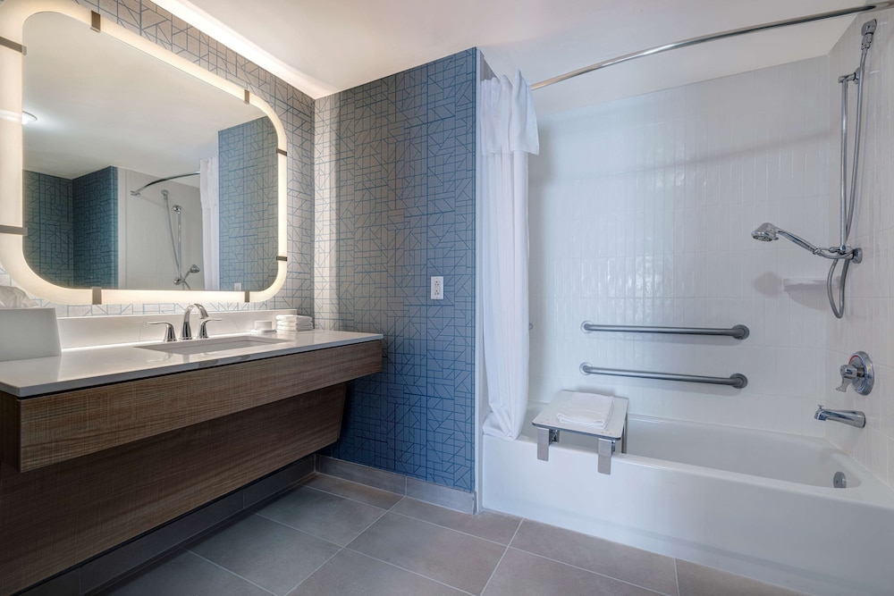 Suite, Accessible, Non Smoking - Photo 5