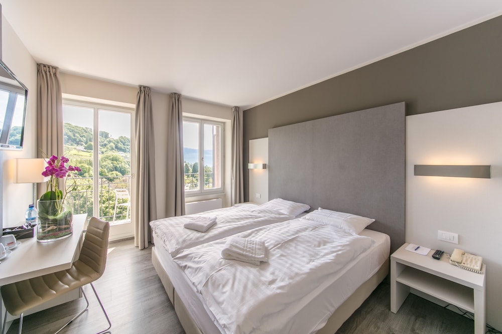 Double Room, Balcony, Partial Lake View - Photo 1