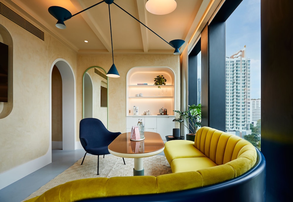 Suite, 1 King Bed, Balcony thumbnail 5