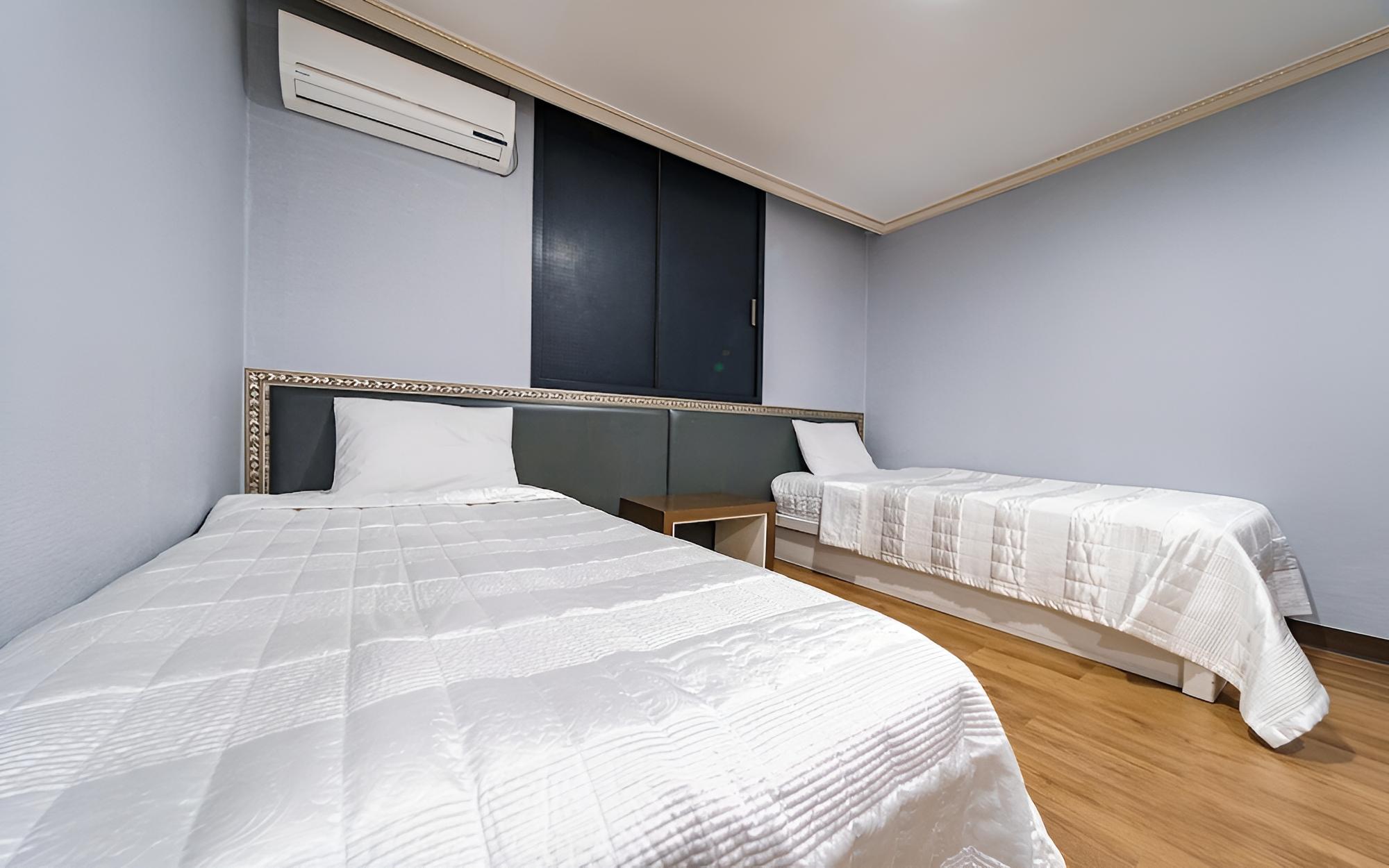 Room (Twin beds (PC YouTube Netflix free)) photo 2