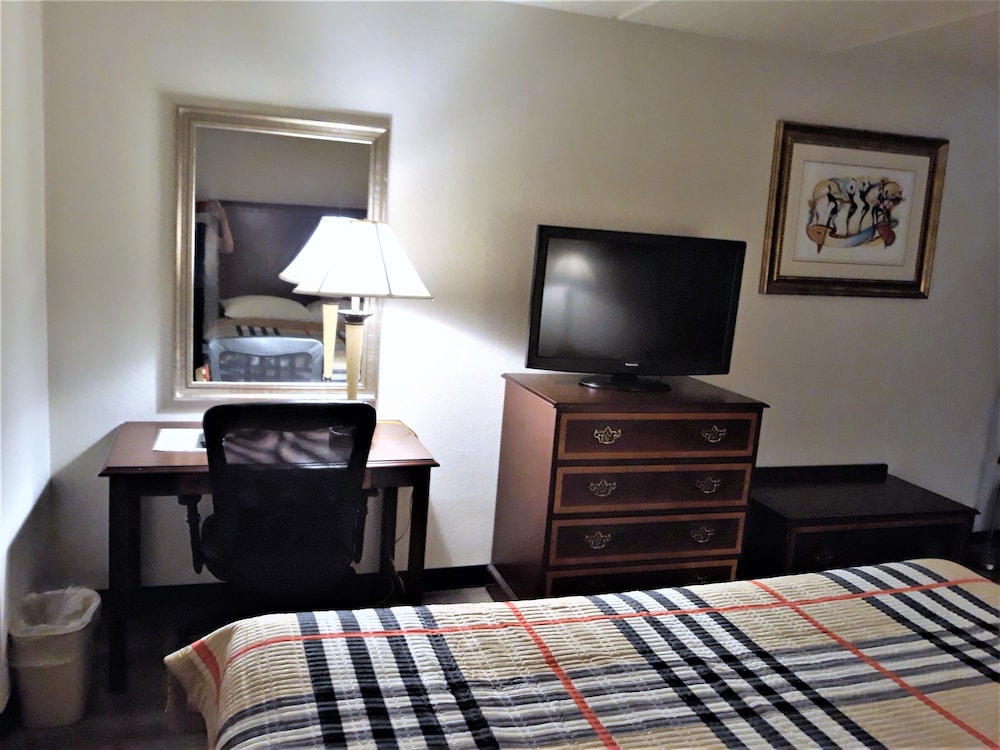 Basic Room, 1 King Bed, Non Smoking photo 2
