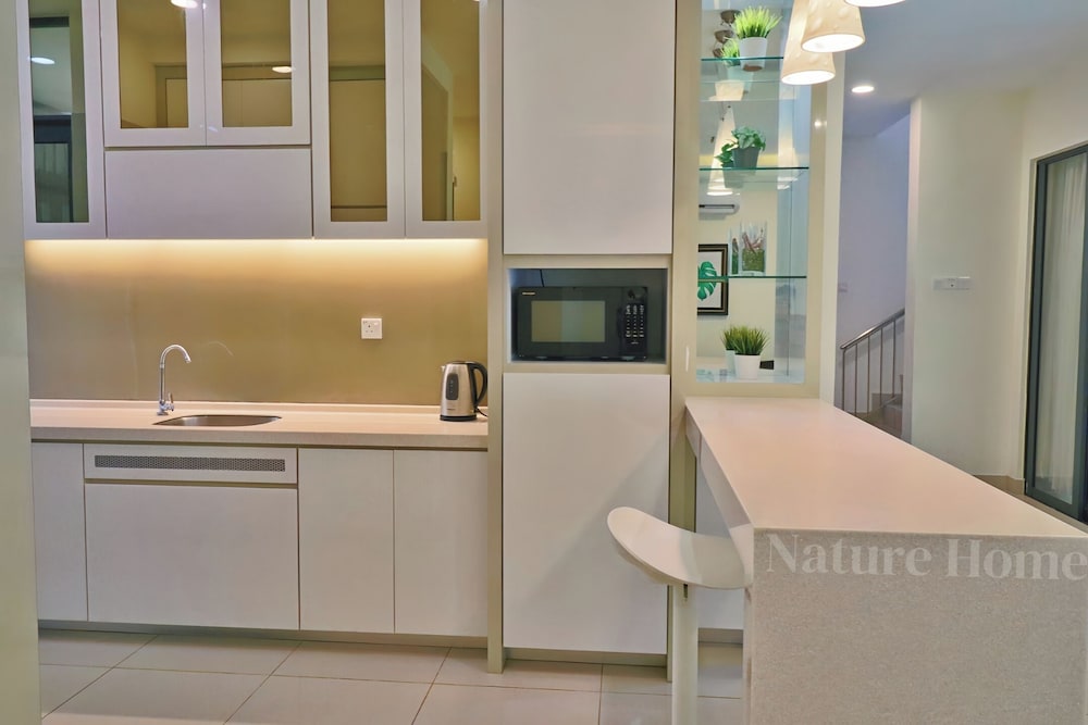 Comfort Villa, 4 Bedrooms, Beachfront - Photo 2