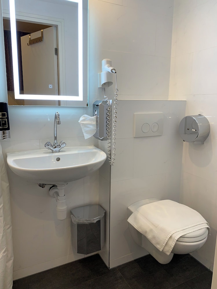 Basic Double Room, 1 Bedroom, Private Bathroom (6 persons) photo 2