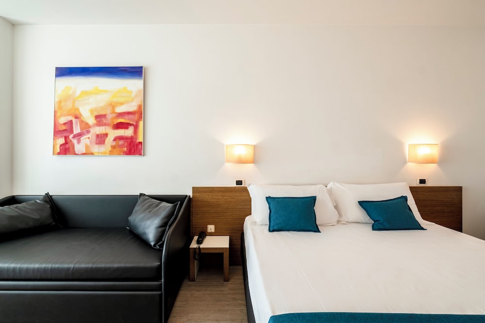 Junior Suite, 1 Queen Bed with Sofa bed photo 3