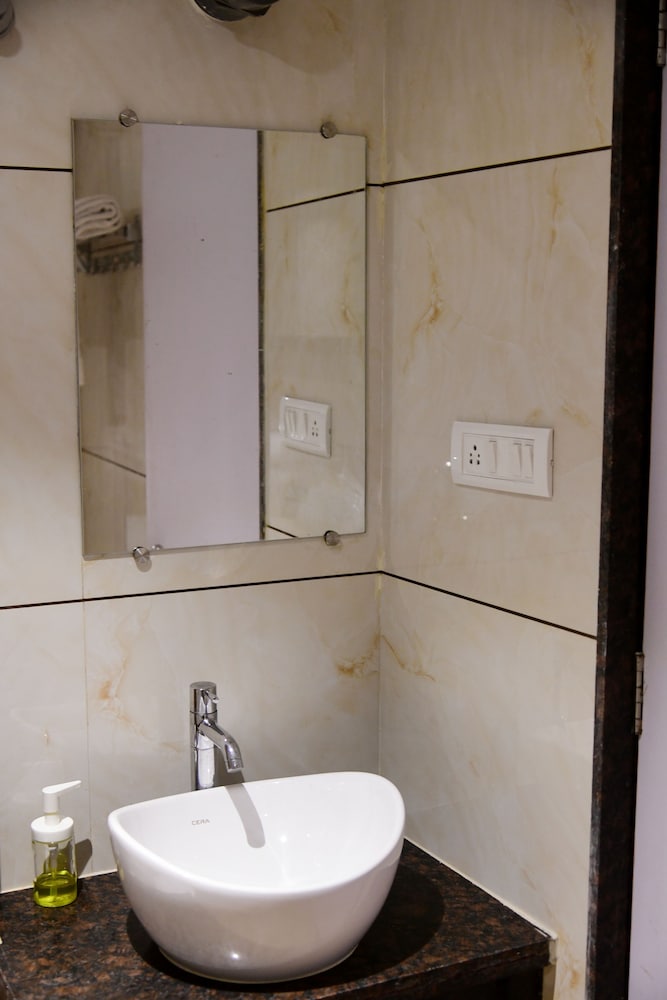 Deluxe Room - Photo 5