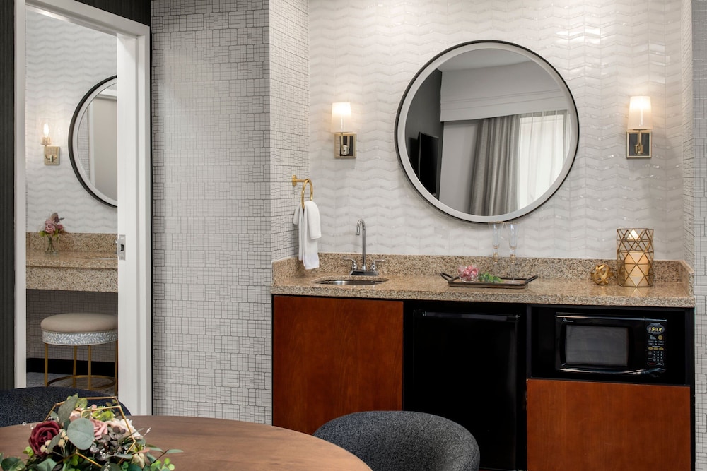 Suite, 1 Bedroom - Photo 8