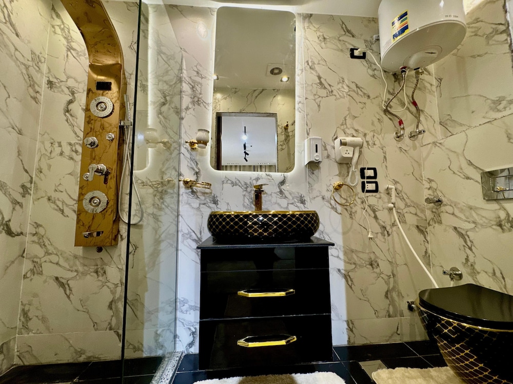 Luxury Jacuzzi Pyramids View Suite photo 2