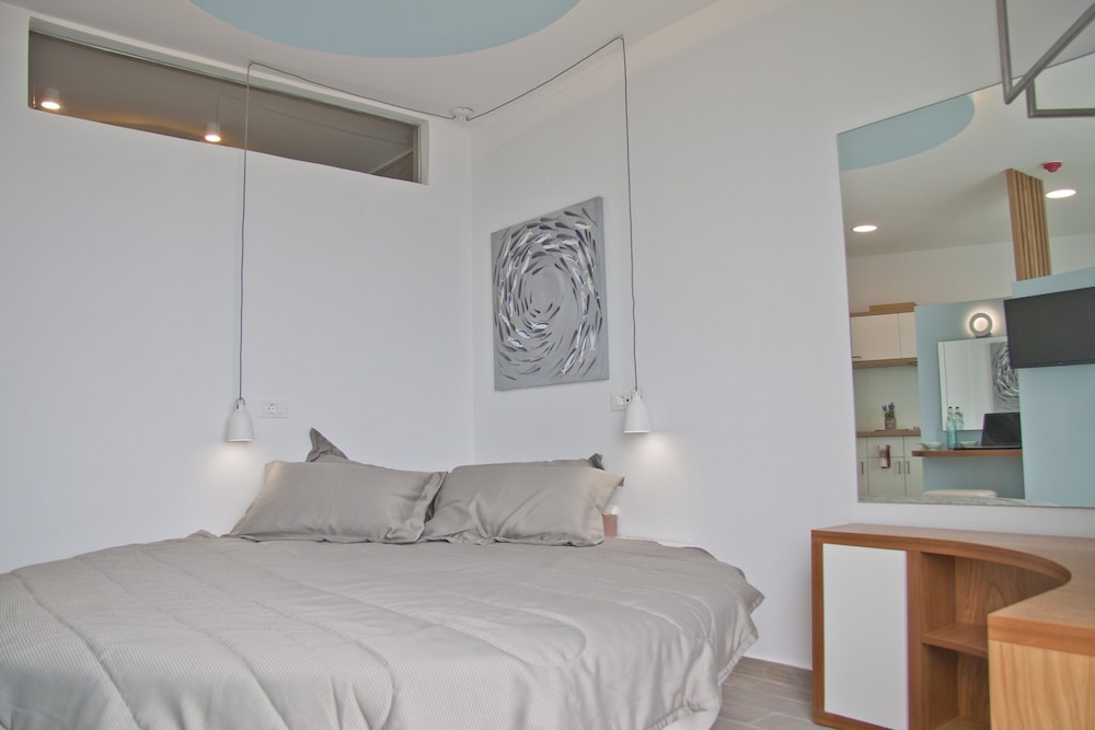 Deluxe Studio Suite, 2 Double Beds, Oceanfront