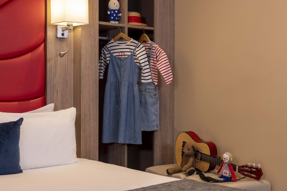 Communicating Rooms