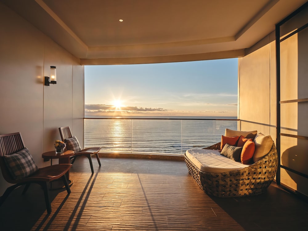 Standard Room, 1 King Bed, Club Lounge Access, Oceanfront