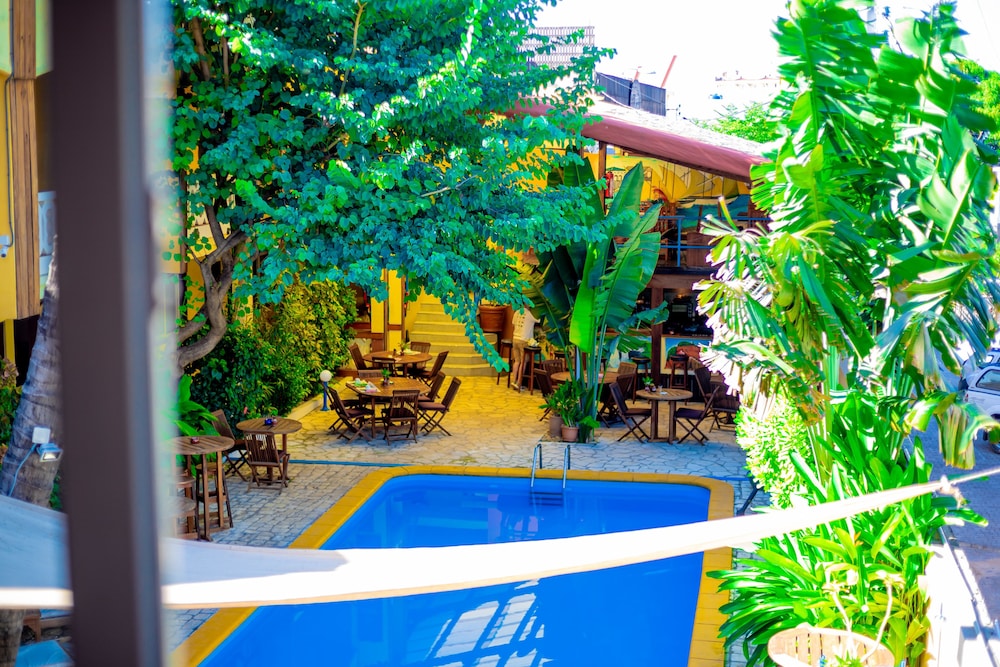 Executive Suite, 1 King Bed, Non Smoking, Pool View photo 3