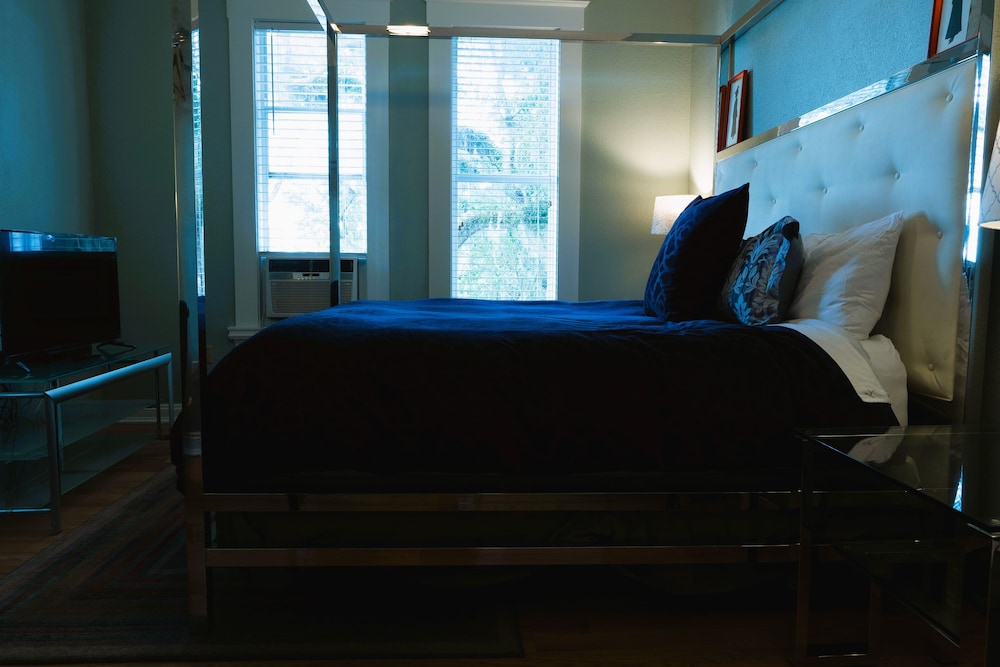 Premium Room, 1 King Bed (Modern Style)  Second floor photo 3