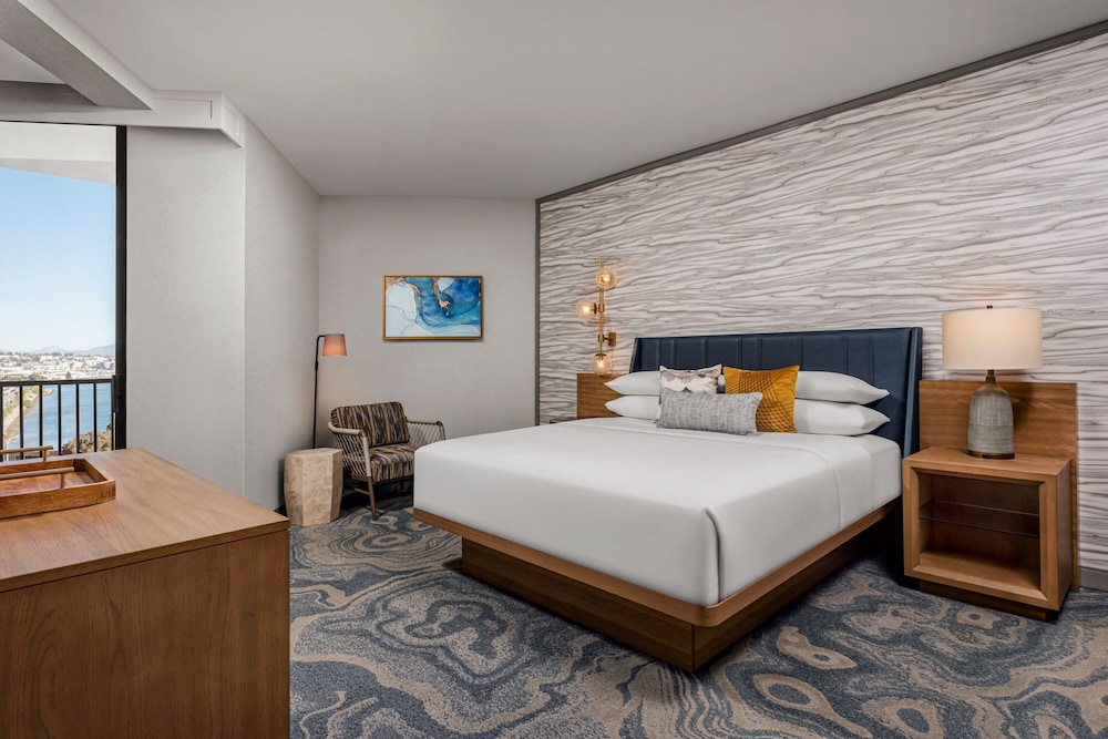 Studio Suite, 1 King Bed ( Marina Tower Newly Renovated) - Photo 3