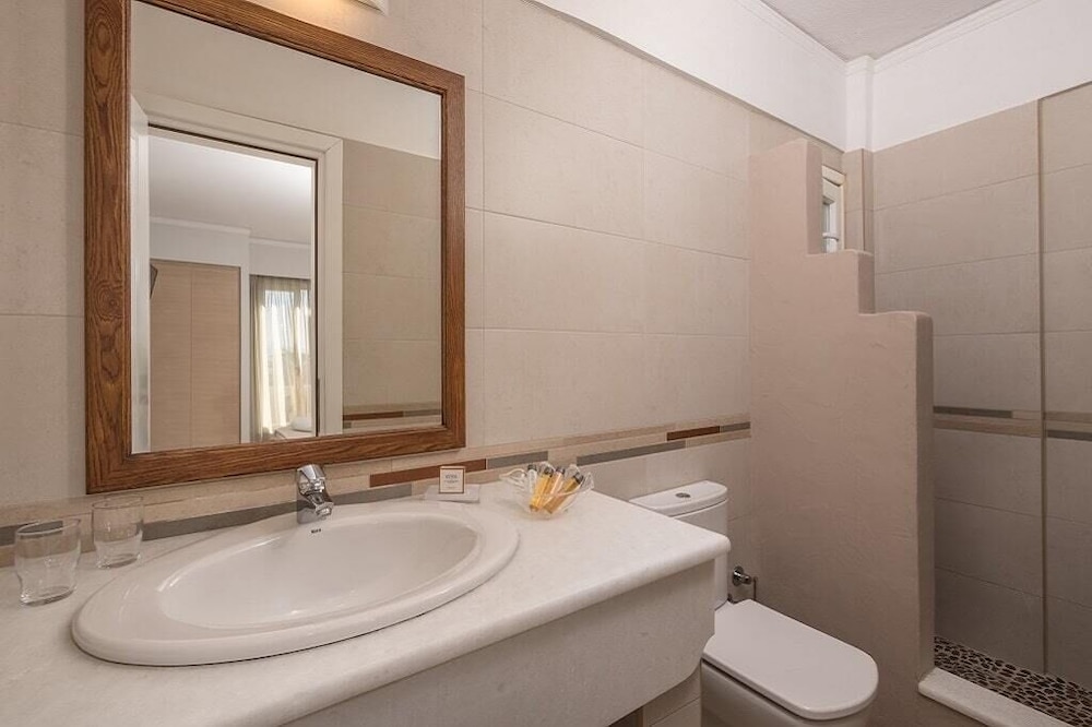 Family Sea View Room - Photo 3