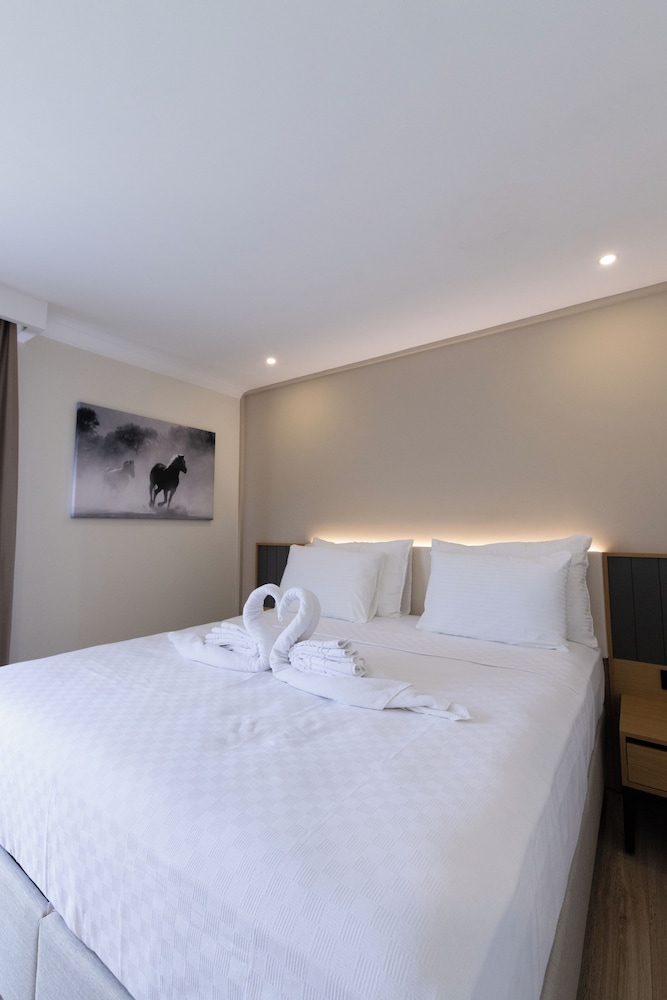 Deluxe Double Room - Photo 9