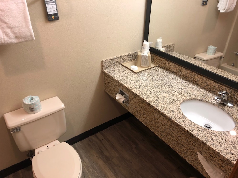 Room, Multiple Beds, Refrigerator - Photo 6