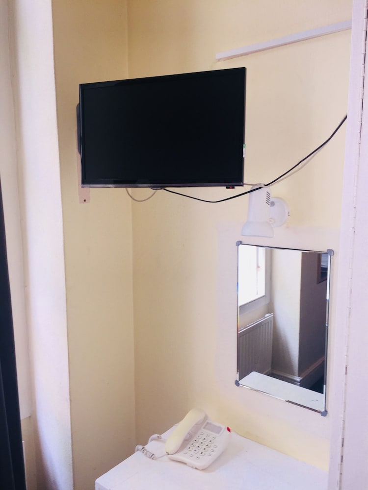 Basic Single Room, Shared Bathroom photo 3