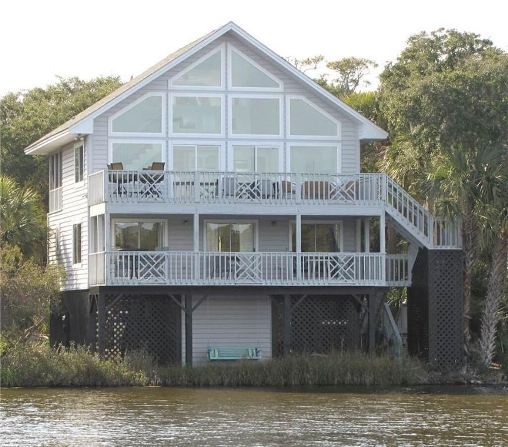 House, Multiple Beds (At Water's Edge) photo 1