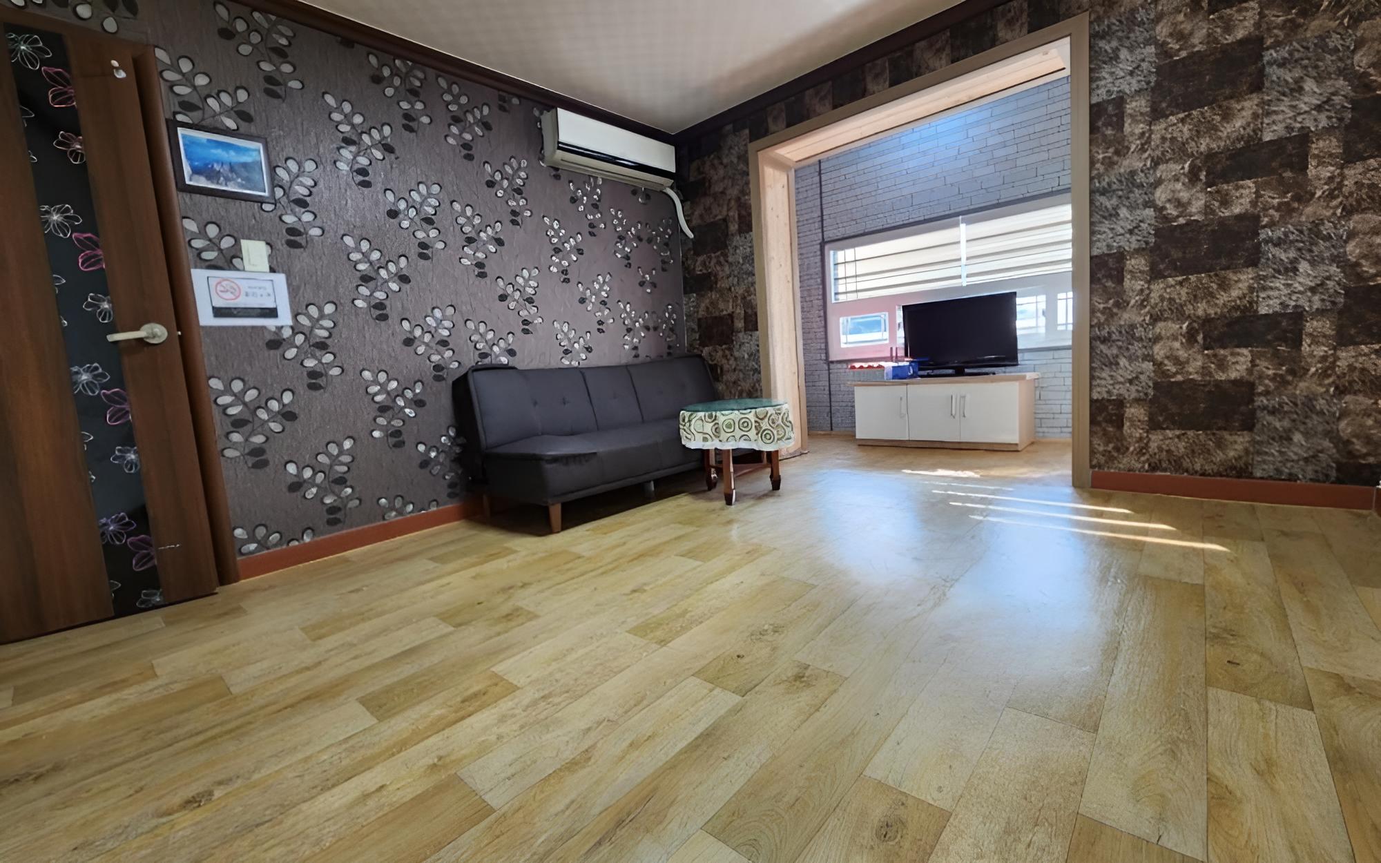Room (Room 305) - Photo 6