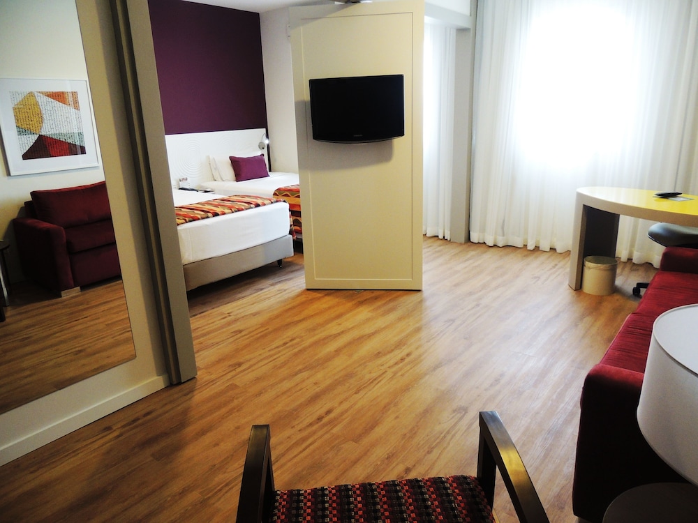 Luxury Suite, 2 Twin Beds, Non Smoking - Photo 2