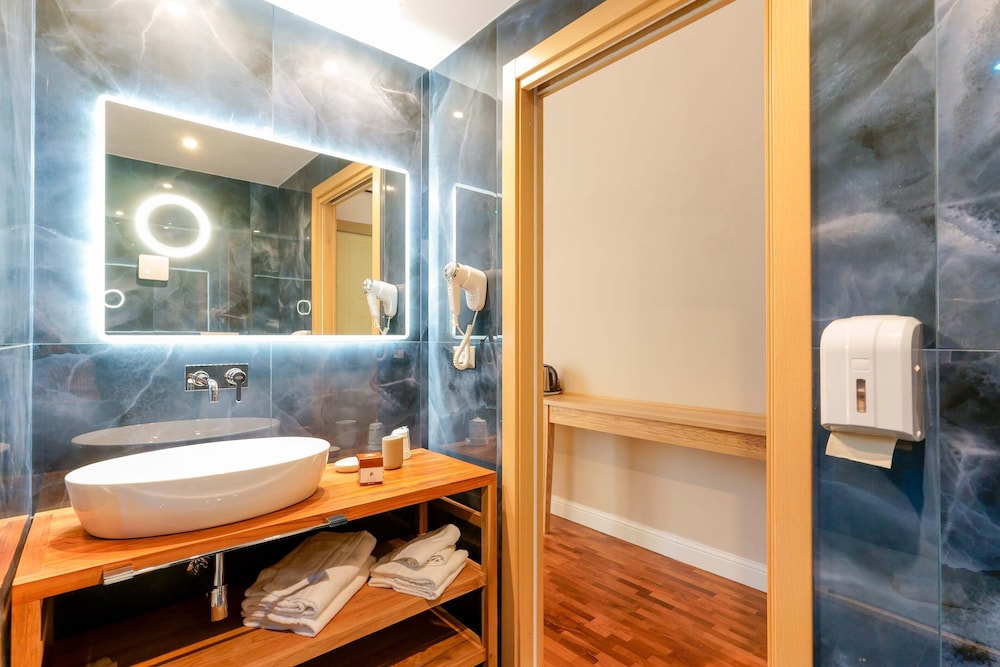 Deluxe Room with Private Spa - Photo 14