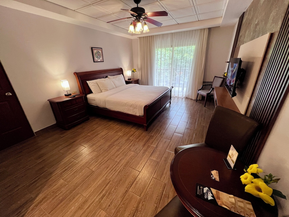 Standard Room, 1 King Bed, Mountain View photo 1