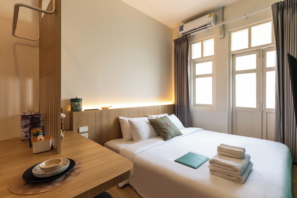 Superior Studio, 1 King Bed photo 1