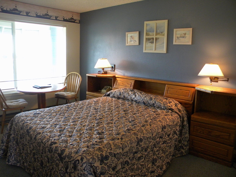 Standard Room, 1 Queen Bed, Refrigerator & Microwave (No Pets) photo 2