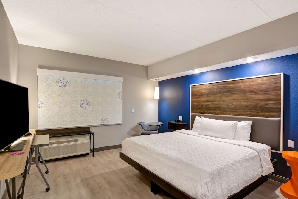 Room, 1 King Bed, Accessible (Hearing, Roll-in Shower) photo 1