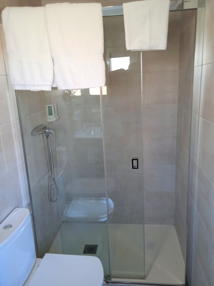 Twin Room - Photo 3