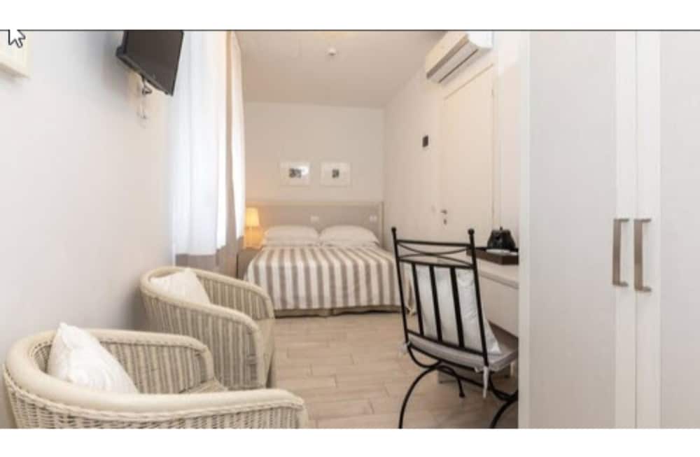 Deluxe Double or Twin Room photo 2