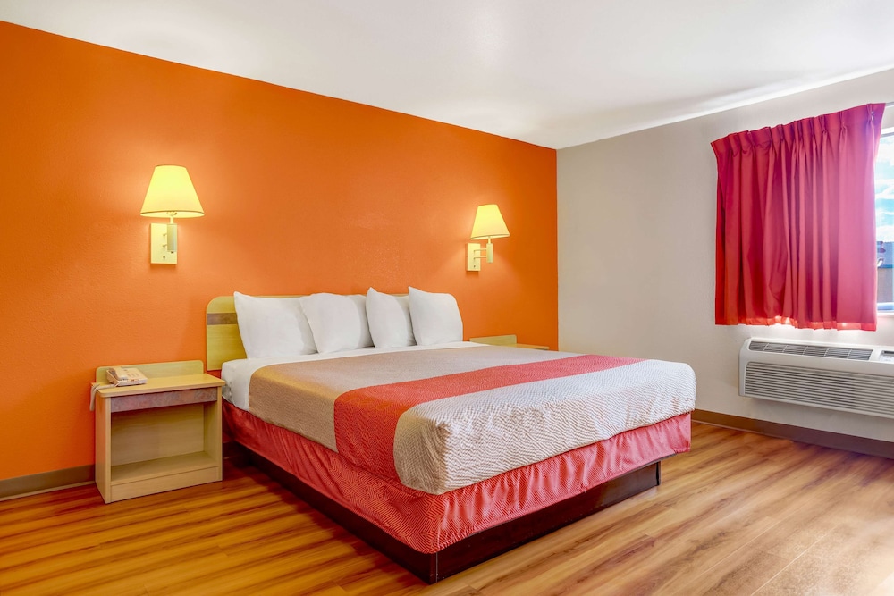 Standard Room, 1 King Bed, Non Smoking photo 2