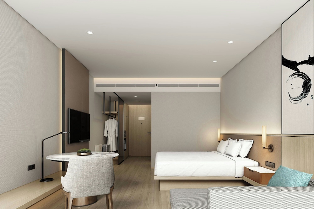 Superior Room, 1 King Bed, City View