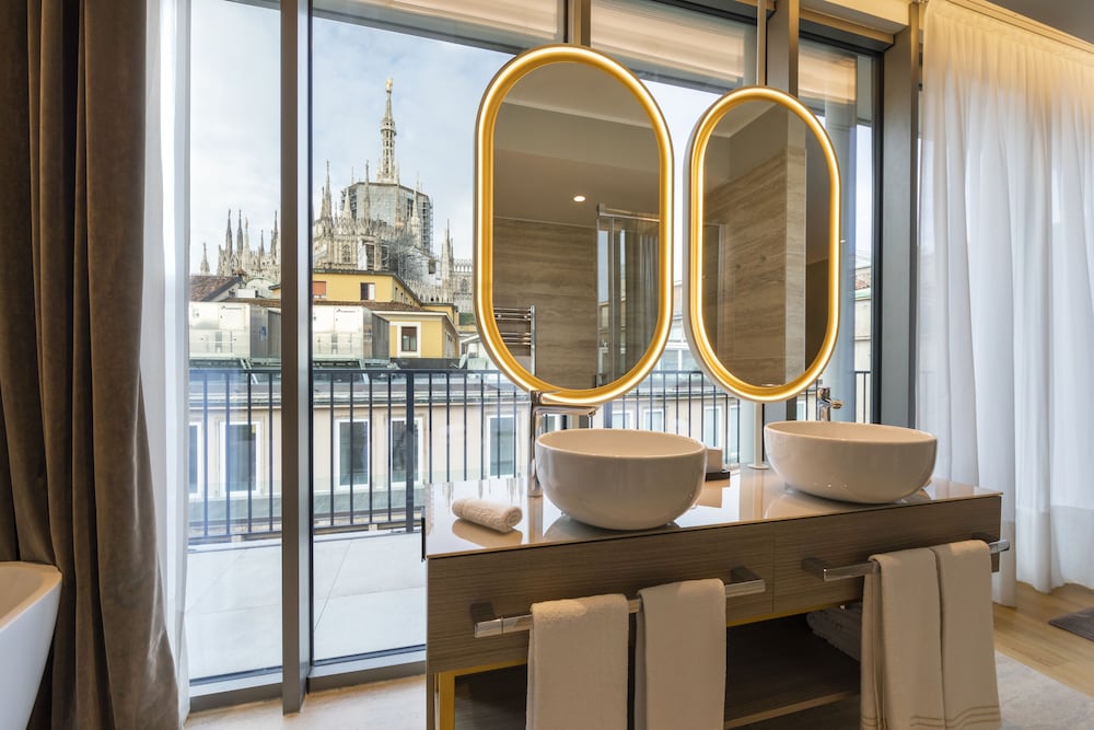 Duomo Panoramic Penthouse One Bedroom thumbnail 5