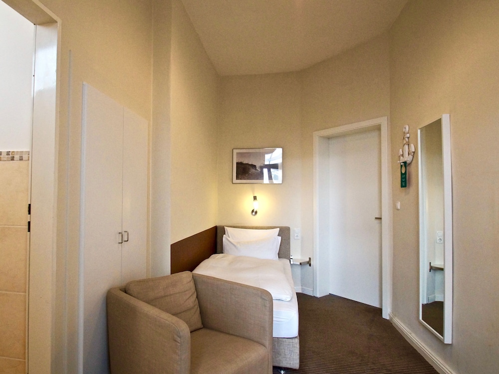 Standard Single Room, Private Bathroom photo 2