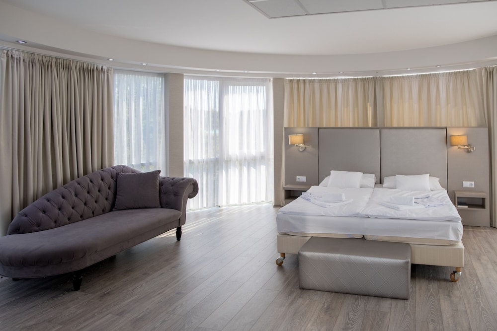 Superior Suite - Photo 2
